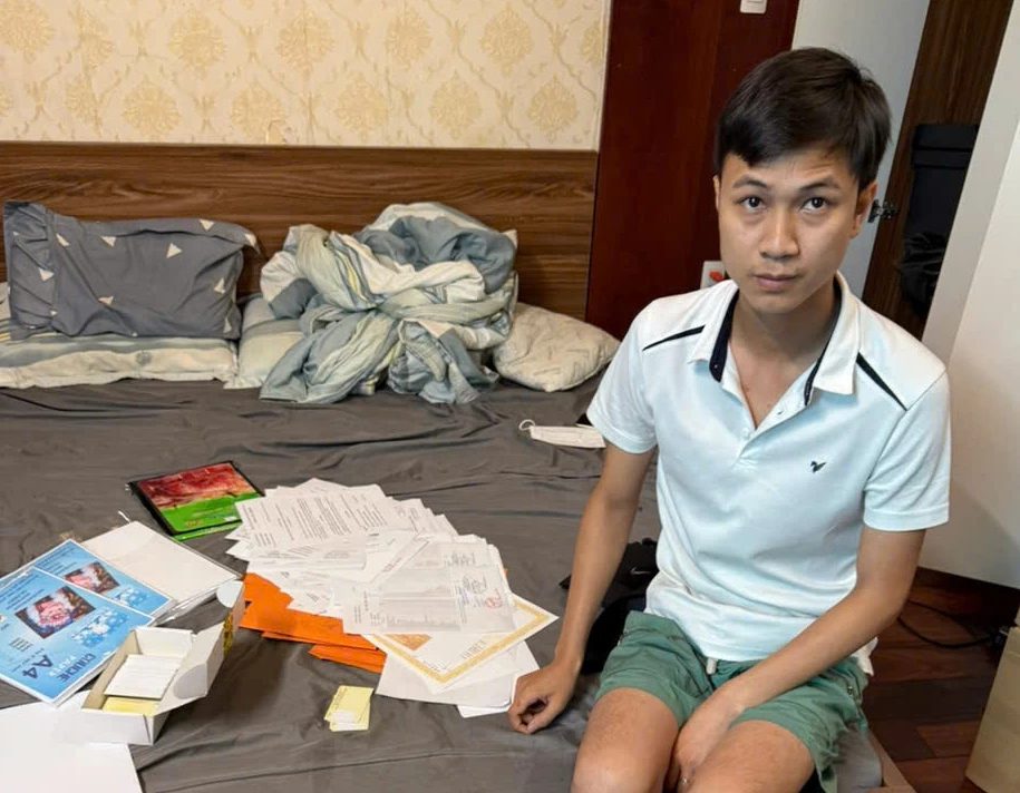 Đối tượng Nguyễn Văn Tình bị bắt giữ khi đang chuẩn bị chuyển bán hàng ngàn giấy tờ giả cho người mua qua mạng xã hội - Ảnh: N.H