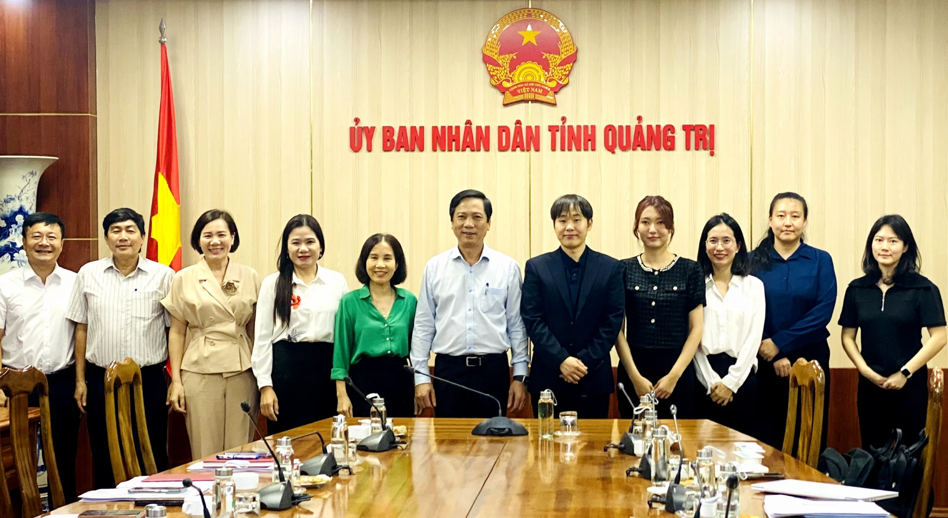 Các đại biểu chụp ảnh lưu niệm tại buổi làm việc - Ảnh: N.L