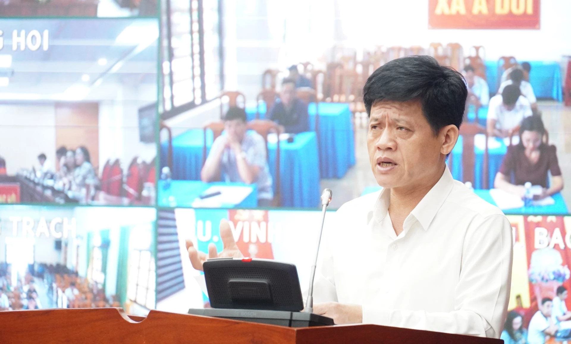 Ủy viên Ban Thường vụ, Chánh Văn phòng Tỉnh ủy Lê Văn Bảo báo cáo tại hội nghị - Ảnh: QV