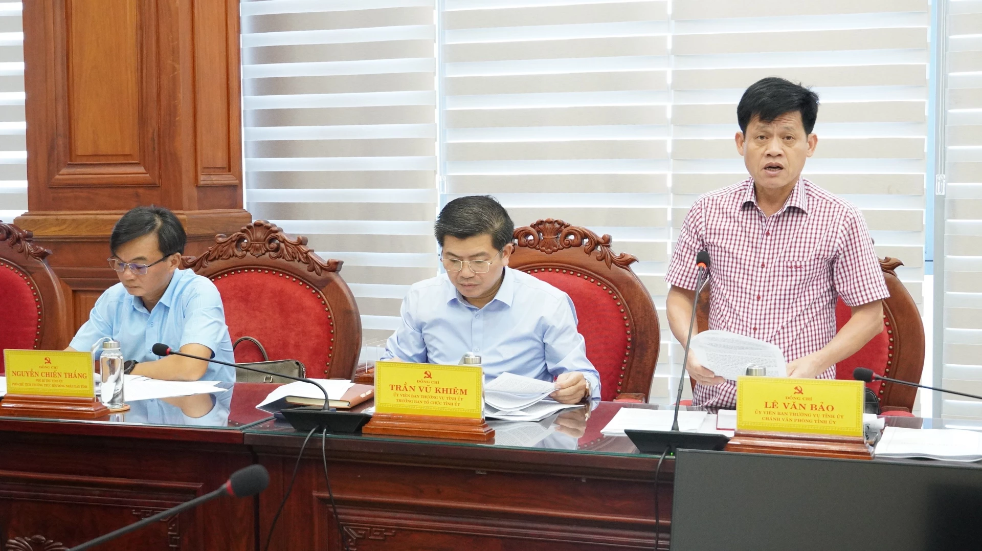 Chánh Văn phòng Tỉnh ủy Lê Văn Bảo báo cáo tại buổi làm việc - Ảnh: Quốc Việt