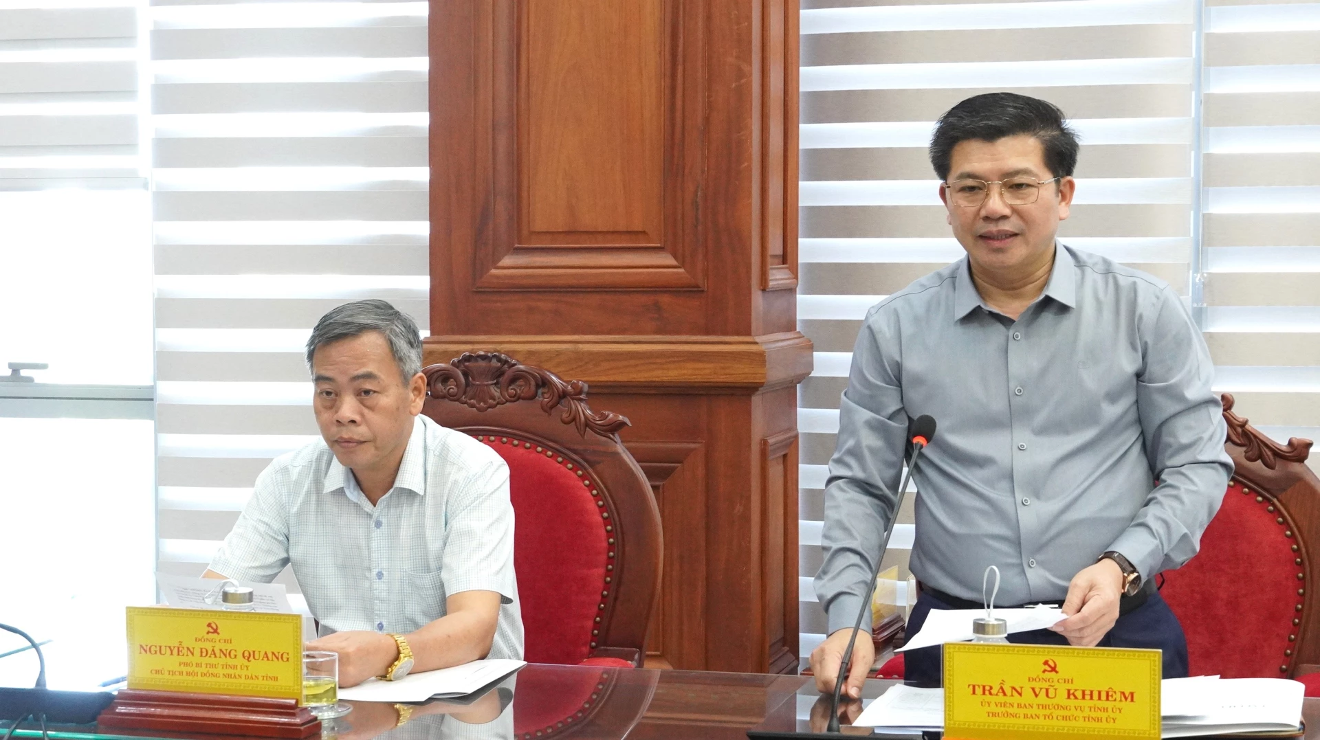 Đồng chí Trưởng Ban Tổ chức Tỉnh ủy Trần Vũ Khiêm báo cáo về kịch bản chi tiết tại Đại hội Đảng bộ tỉnh lần thứ I, nhiệm kỳ 2025-2030 - Ảnh: QV