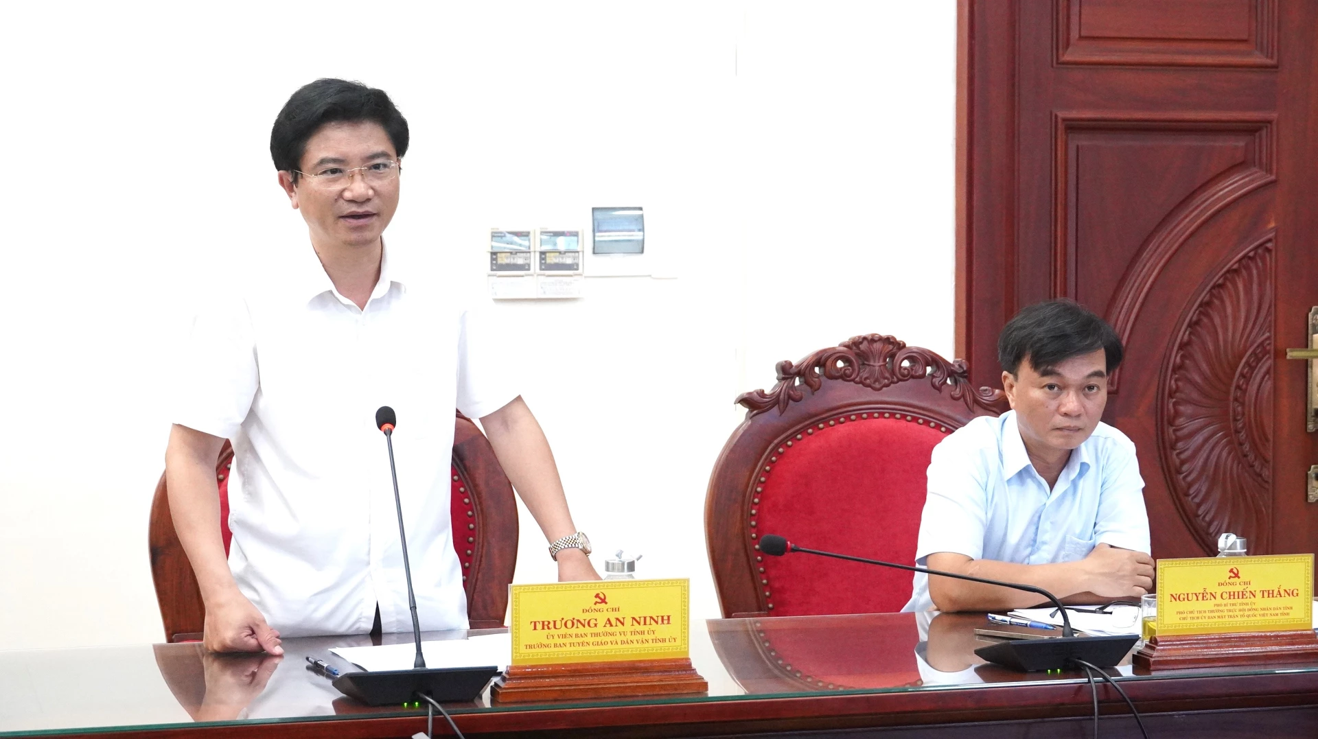 Đồng chí Trương An Ninh, Trưởng Ban Tuyên giáo và Dân vận Tỉnh ủy phát biểu tại hội nghị - Ảnh: QV