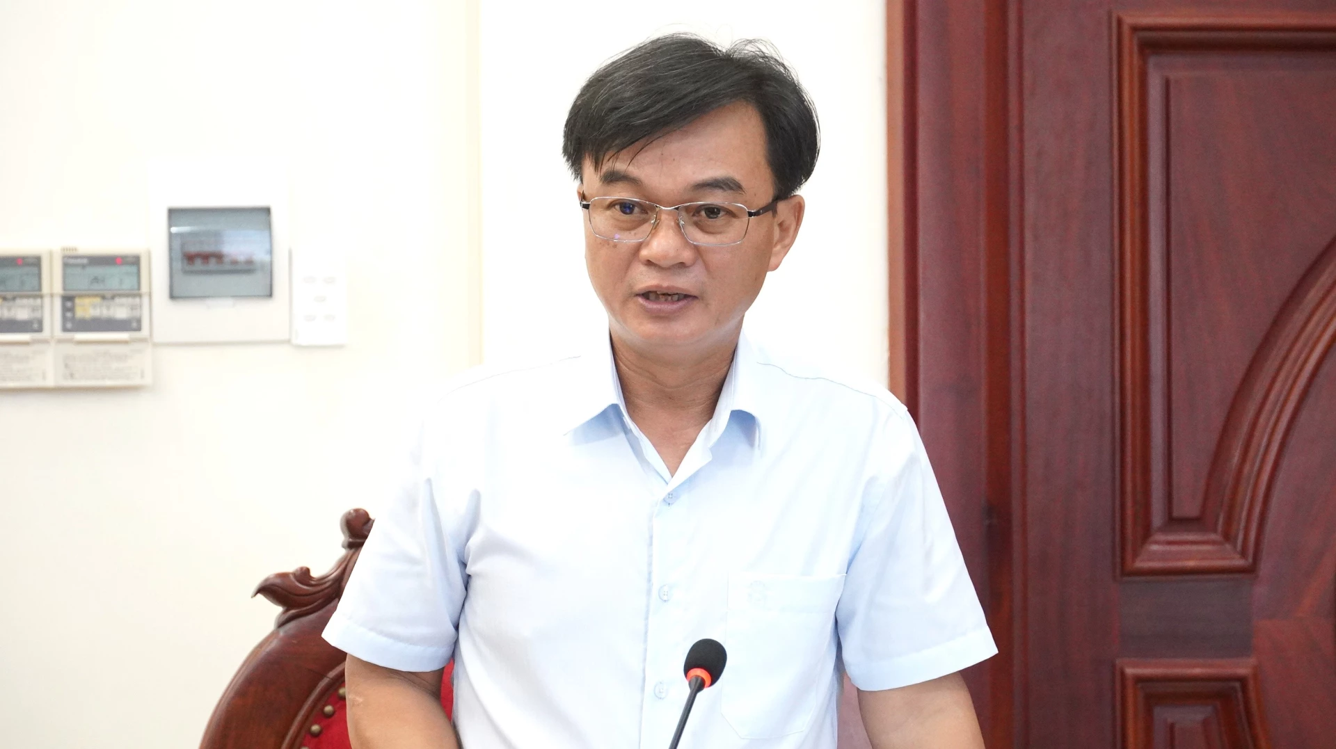 Đồng chí Nguyễn Chiến Thắng, Phó Bí thư Tỉnh ủy, Chủ tịch Ủy ban MTTQ Việt Nam tỉnh, Phó Chủ tịch Thường trực HĐND tỉnh phát biểu tại hội nghị - Ảnh: QV
