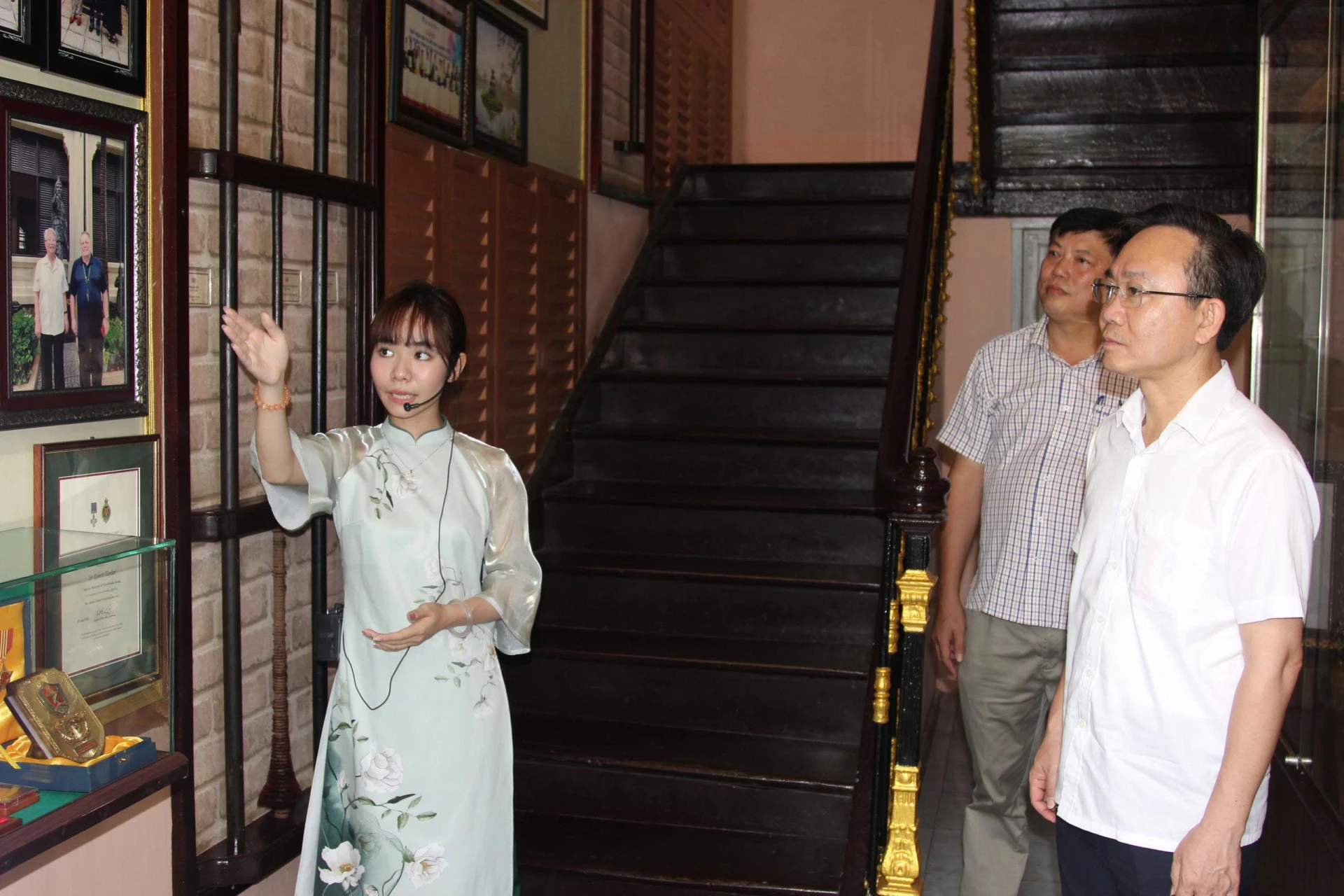 Đoàn công tác khảo sát các điểm du lịch tại phường Vũng Tàu. Ảnh: Đoàn công tác cung cấp.