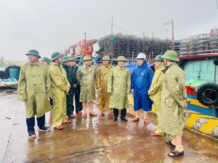 Phó Chủ tịch UBND tỉnh Phan Phong Phú kiểm tra công tác ứng phó bão số 10