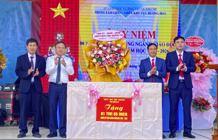 Phó Chủ tịch UBND tỉnh Lê Đức Tiến dự lễ khai giảng tại Trung tâm GDNN - GDTX khu vực Hướng Hóa