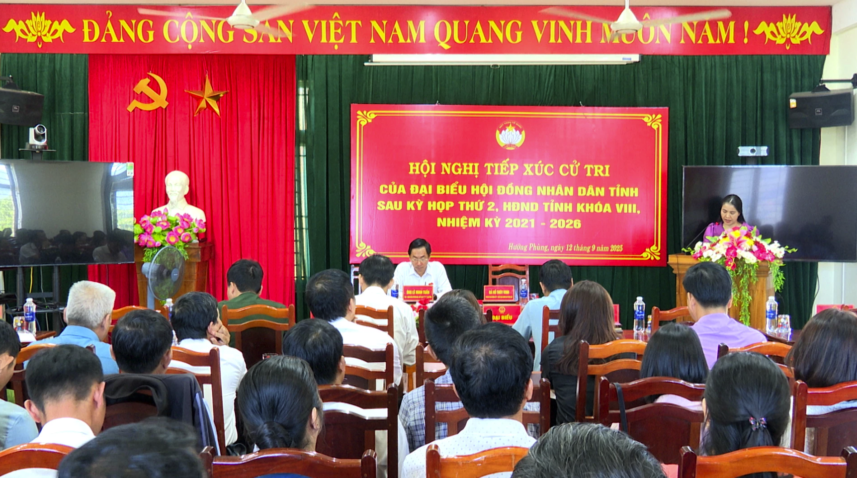 Đại diện tổ đại biểu số 13 HĐND tỉnh báo cáo với cử tri xã Hướng Phùng về kết quả kỳ họp thứ 2, HĐND tỉnh khóa VII.