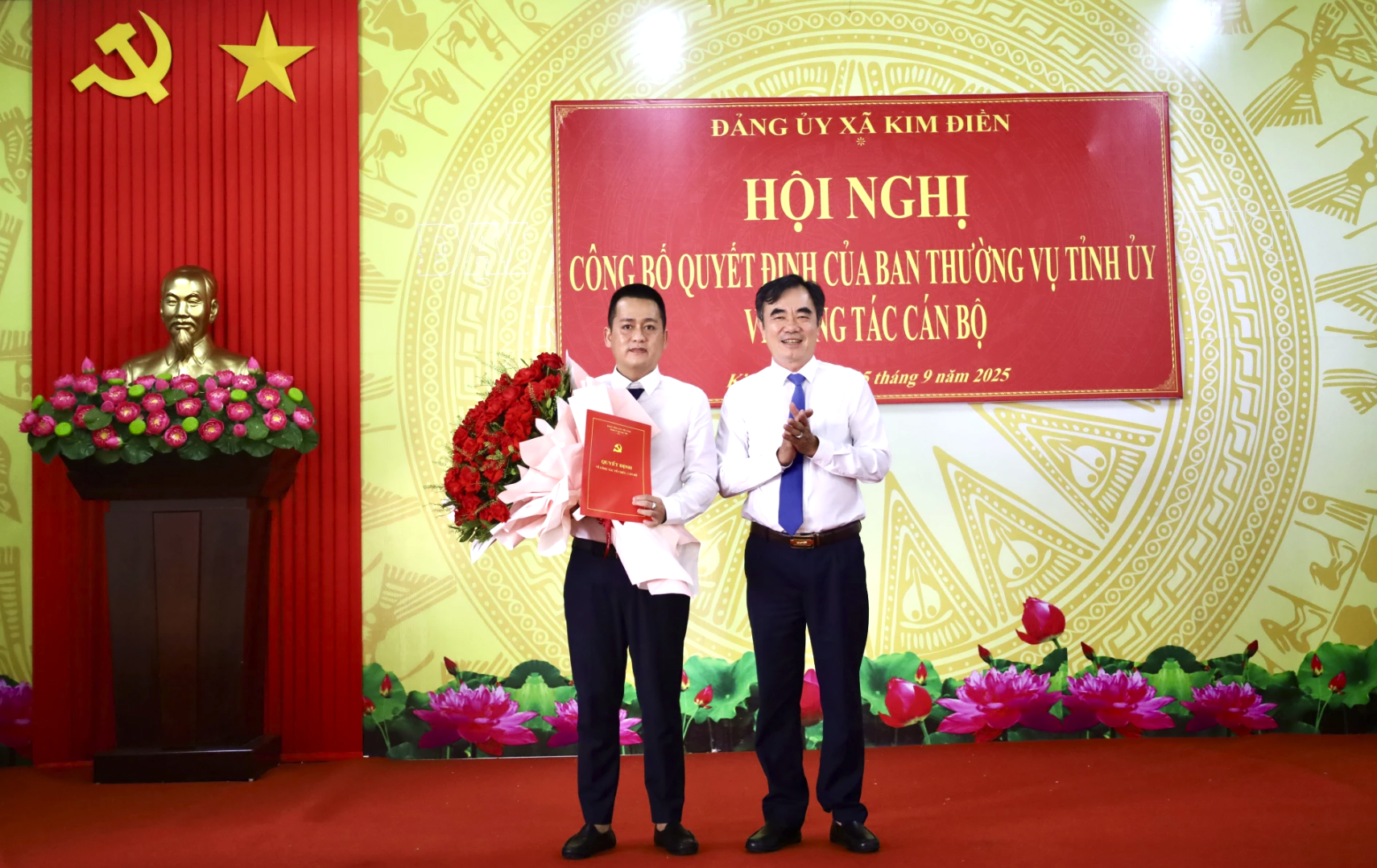 Ủy viên Ban Thường vụ Tỉnh ủy, Chánh Thanh tra tỉnh Nguyễn Lương Bình trao quyết định và tặng hoa chúc mừng đồng chí Trần Mạnh Hùng giữ chức Phó Bí thư Đảng ủy xã Kim Điền, nhiệm kỳ 2025-2030. Ảnh: Quang Ngọc