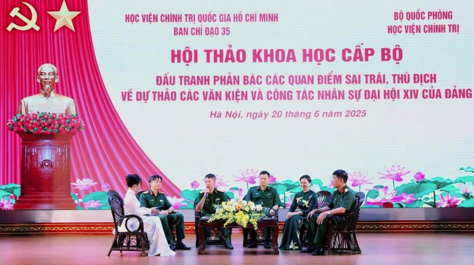 Các đại biểu trao đổi tại hội thảo khoa học “Đấu tranh phản bác các quan điểm sai trái, thù địch về dự thảo các văn kiện và công tác nhân sự Đại hội XIV của Đảng”. (Ảnh: BTC)