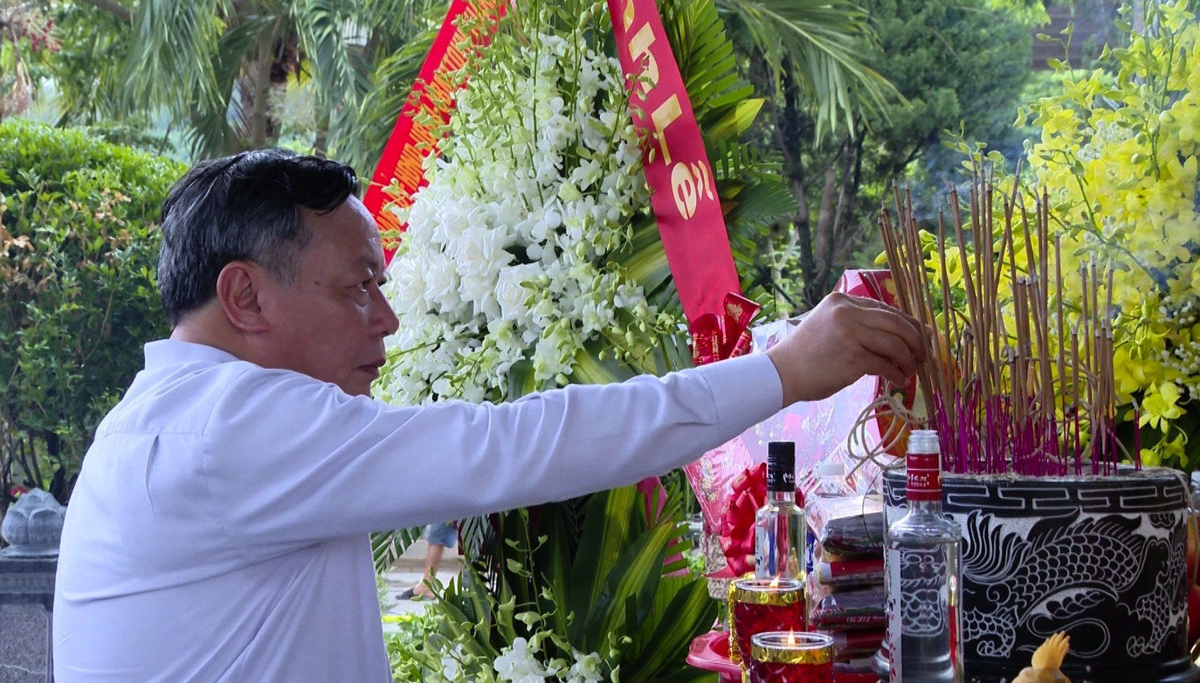 Phó Bí thư Thường trực Thành ủy Hà Nội Nguyễn Văn Phong dâng hương - Ảnh: Biên Cương