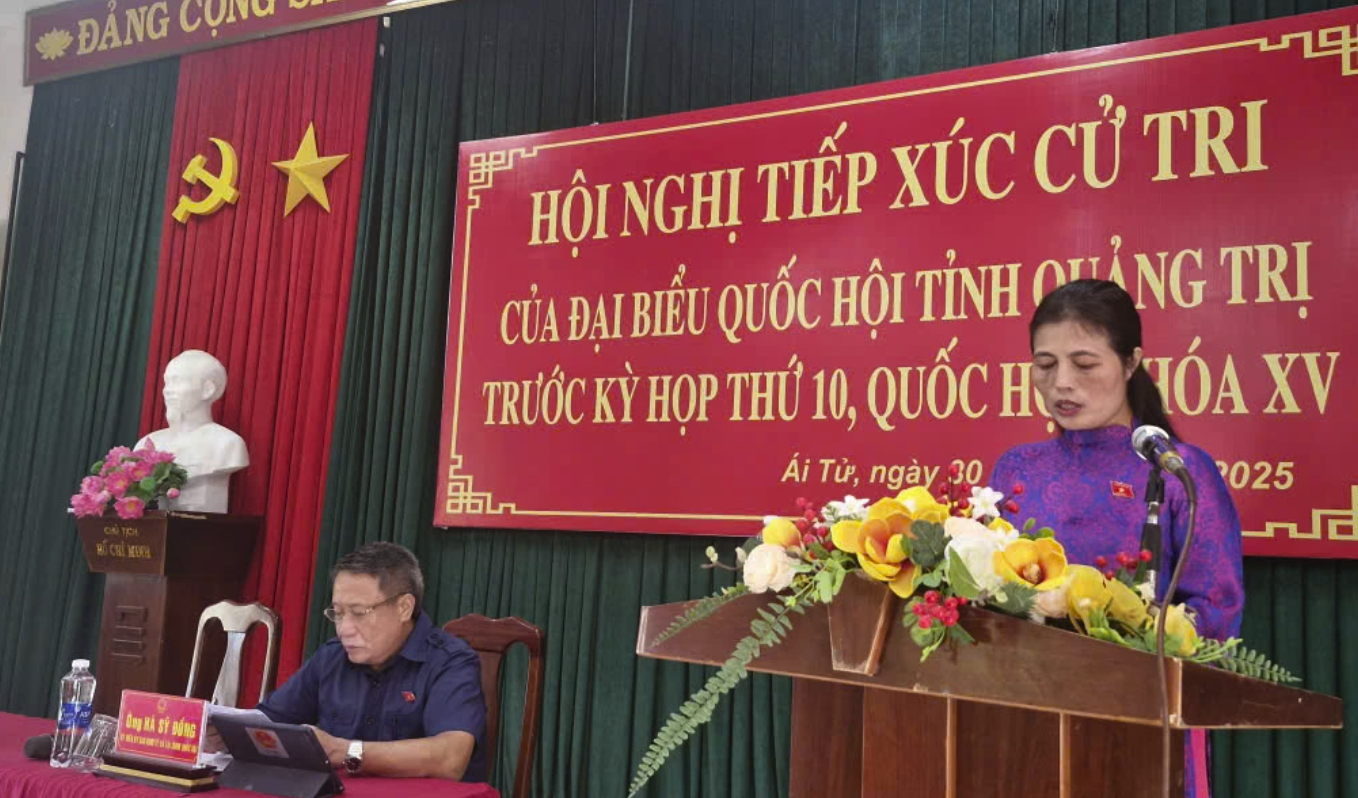 Phó Giám đốc Sở Dân tộc và Tôn giáo Hồ Thị Minh báo cáo trước cử tri. Ảnh: Mai Linh