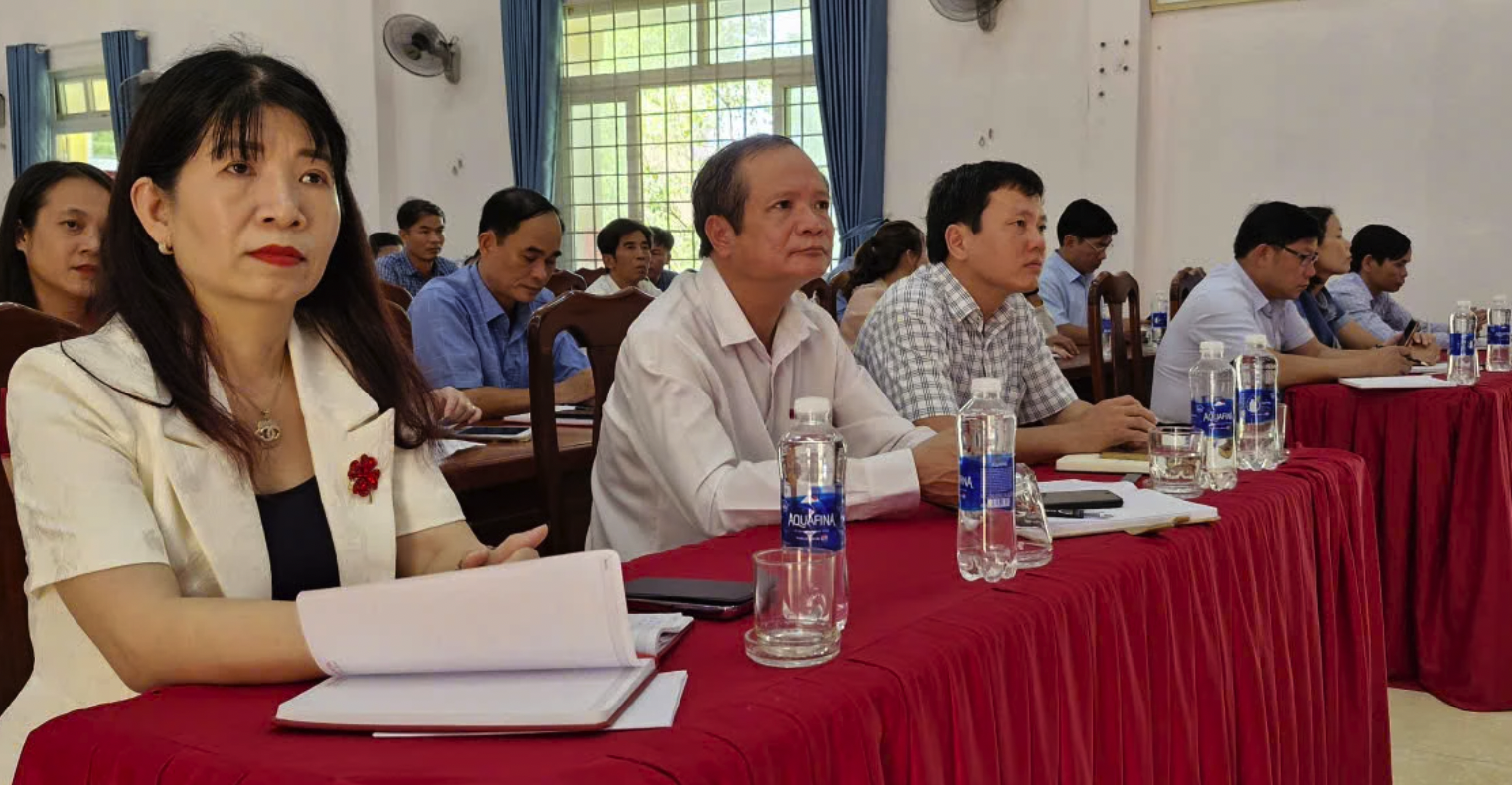 Các sở, ngành liên quan tiếp thu ý kiến, kiến nghị của cử tri xã Ái Tử - Ảnh: Mai Linh