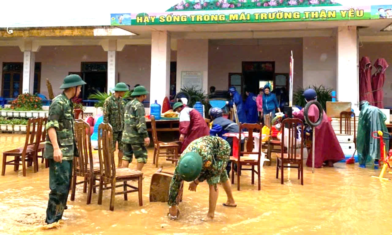 Cán bộ, chiến sĩ Đồn Biên phòng Nhật Lệ giúp Trường mầm non Phú Hải dọn vệ sinh sau lũ - Ảnh: H.Tr