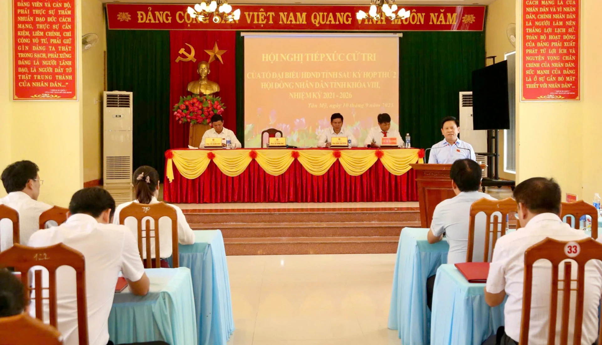 Phó Chủ tịch HĐND tỉnh Lê Vĩnh Thế tiếp thu, tổng hợp các vấn đề mà cử tri phản ánh, kiến nghị - Ảnh: M.Đ