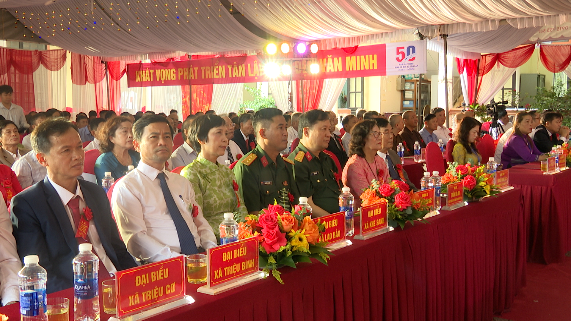 Đông đảo cán bộ, người dân và các đại biểu đến dự lễ kỷ niệm 50 năm Xây dựng Kinh tế mới xã Tân Lập