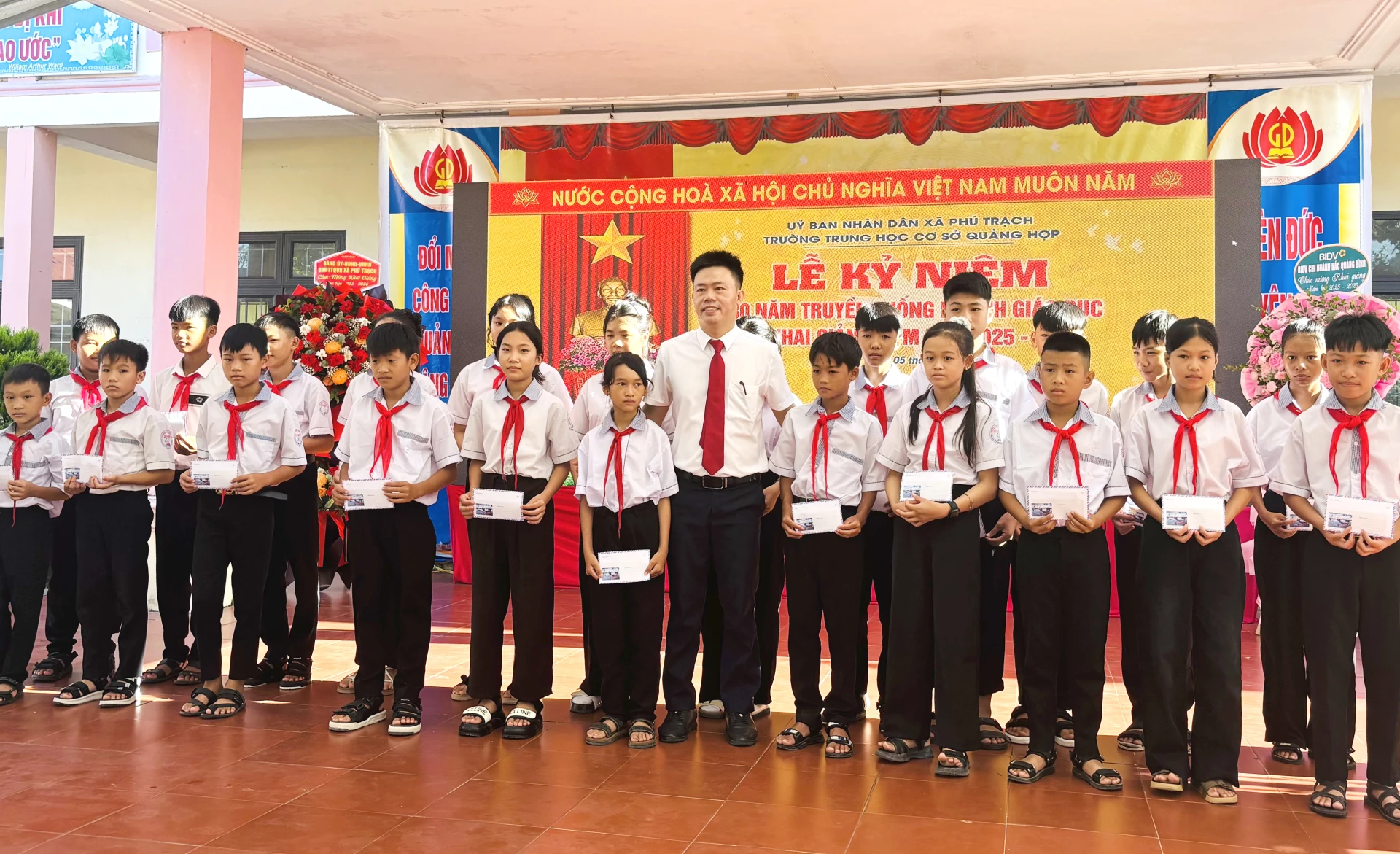 Ban giám hiệu nhà trường trao quà cho các em học sinh có hoàn cảnh khó khăn - Ảnh: K.H
