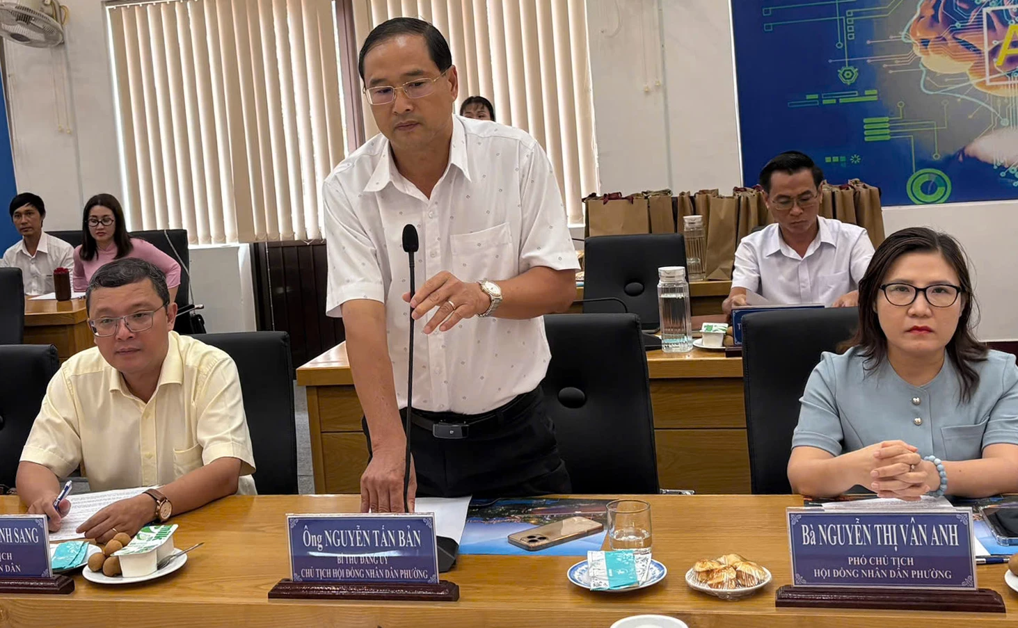 Ông Nguyễn Tấn Bản, Bí thư Đảng ủy, Chủ tịch HĐND phường Vũng Tàu thông tin về tình hình du lịch của phường tại buổi tiếp.