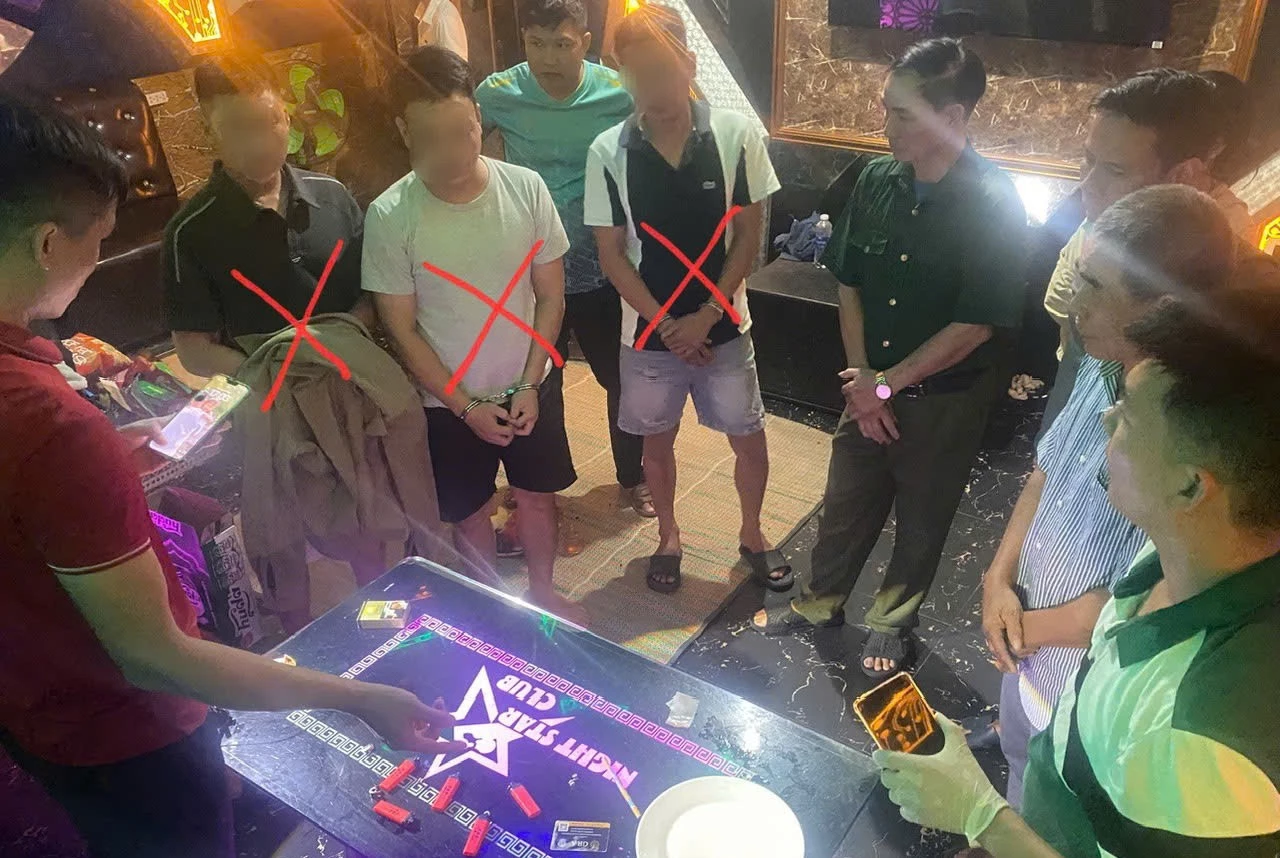 Các đối tượng bị bắt quả tang về hành vi sử dụng trái phép chất ma túy - Ảnh: Trung Đức