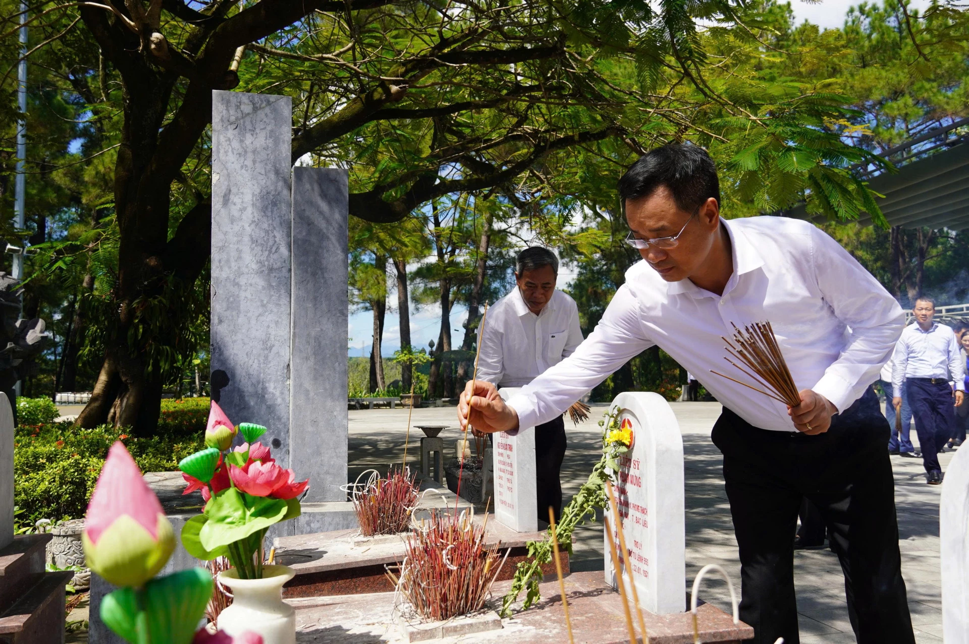 Bí thư Tỉnh ủy Quảng Trị Lê Ngọc Quang dâng hương lên từng phần mộ Liệt sĩ - Ảnh: XP