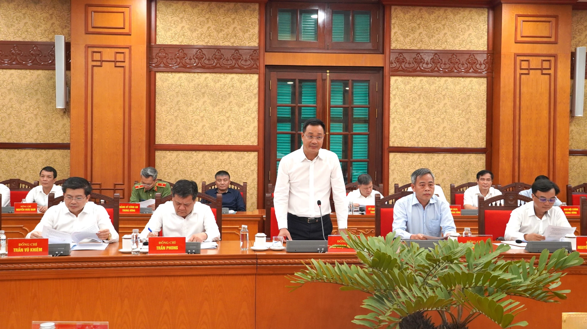 Bí thư Tỉnh ủy Quảng Trị Lê Ngọc Quang báo cáo tóm tắt việc chuẩn bị văn kiện và phương án nhân sự tại Đại hội đại biểu Đảng bộ tỉnh lần thứ I - Ảnh: QV