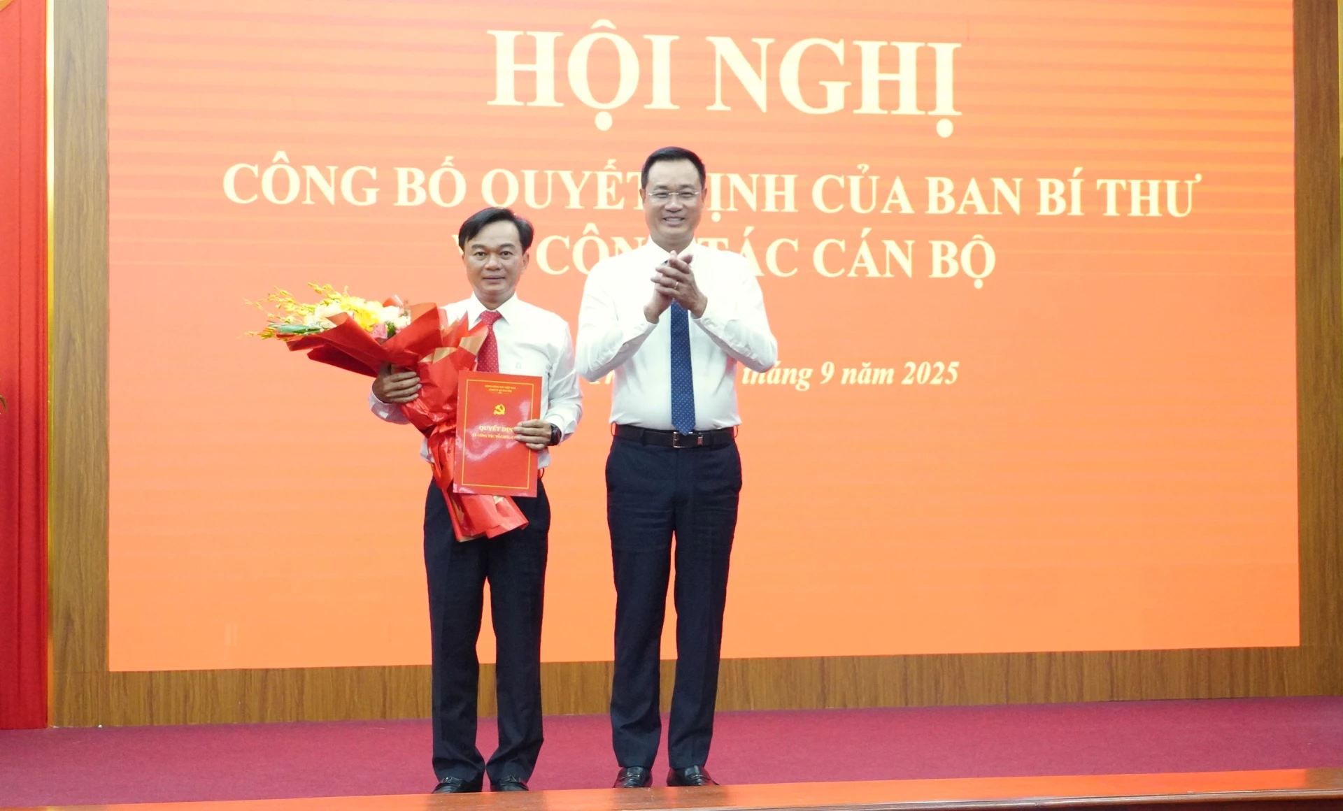 Bí thư Tỉnh ủy Lê Ngọc Quang trao Quyết định và tặng hoa chúc mừng đồng chí Nguyễn Chiến Thắng - Ảnh: QV