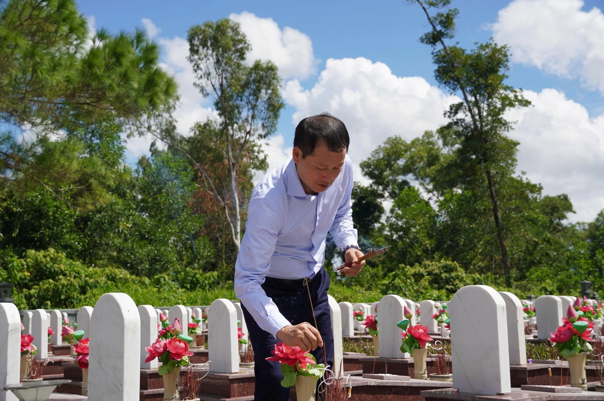 Bí thư Tỉnh ủy Đồng Nai dâng hương lên từng phần mộ Liệt sĩ - Ảnh: XP