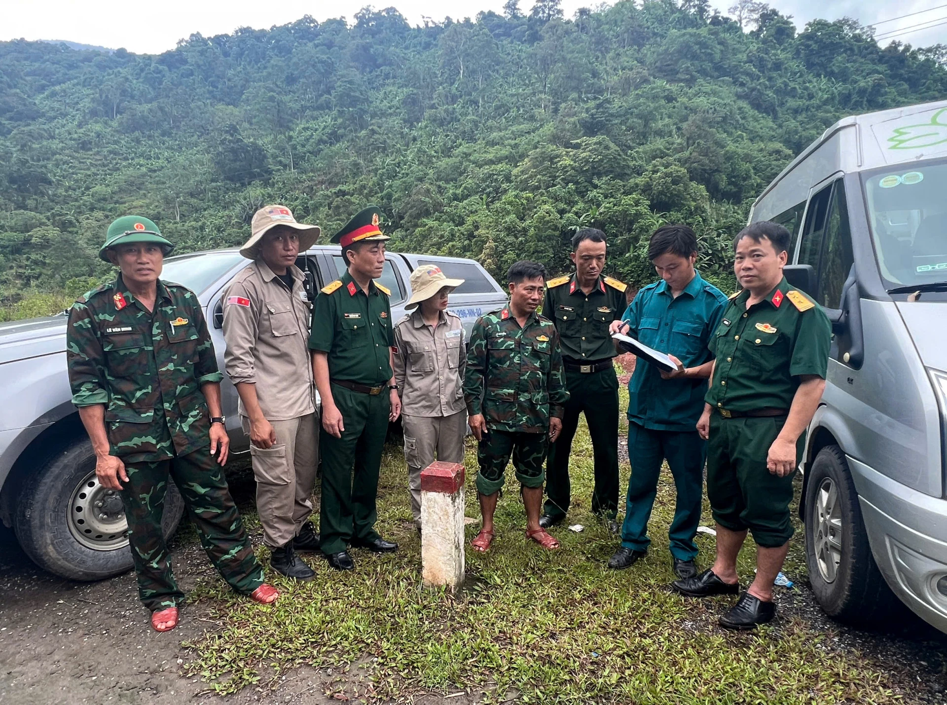 Các lực lượng tham gia xử lý thành công các quả bom được phát hiện- Ảnh: T.Long.