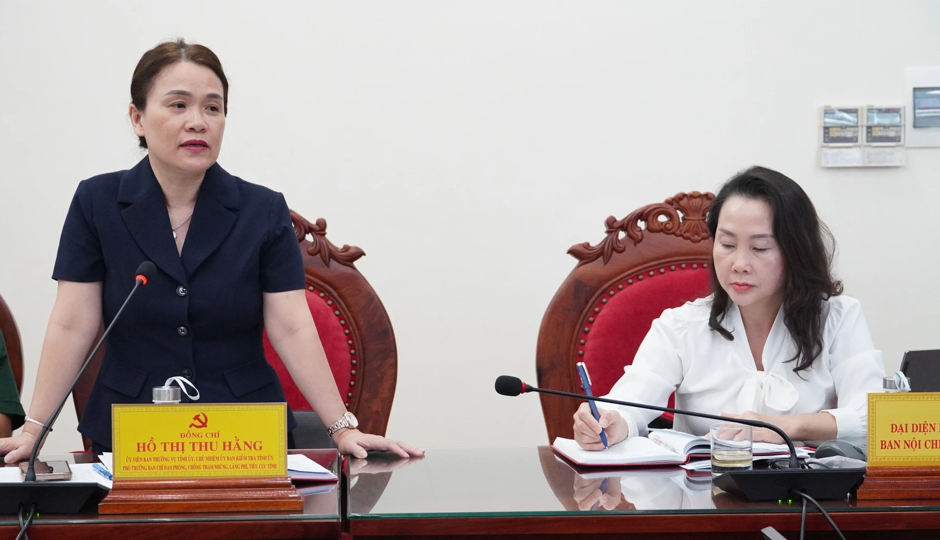 Chủ nhiệm Ủy ban Kiểm tra Tỉnh ủy Hồ Thị Thu Hằng phát biểu tại phiên họp - Ảnh: QV