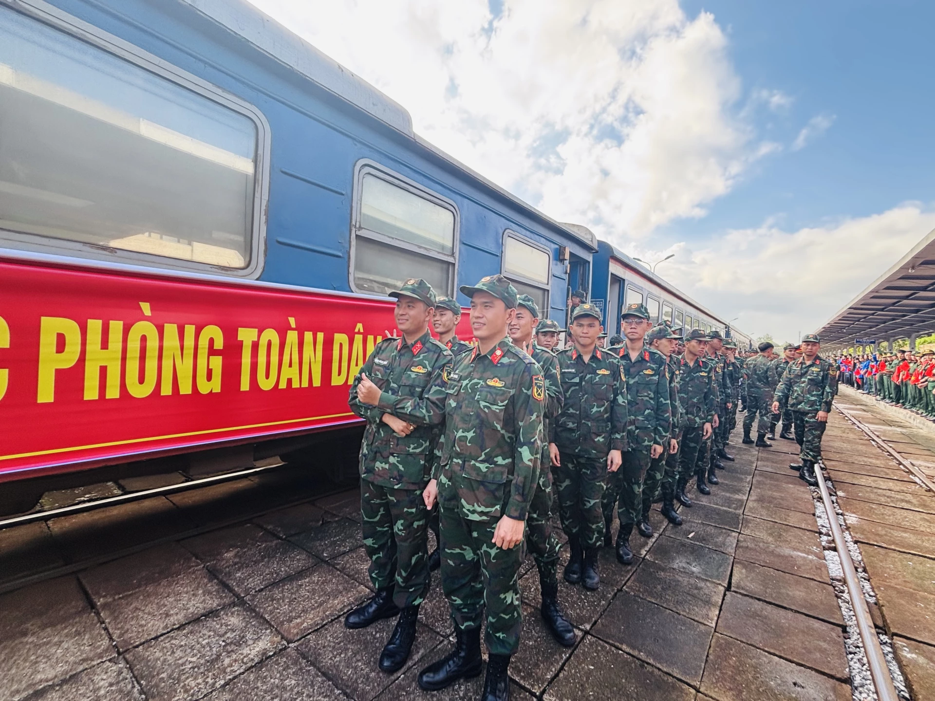 Các cán bộ, chiến sĩ hoàn thành nhiệm vụ diễu binh, diễu hành trở về, bước xuống ga Đồng Hới trong lễ đón trang trọng - Ảnh: K.H