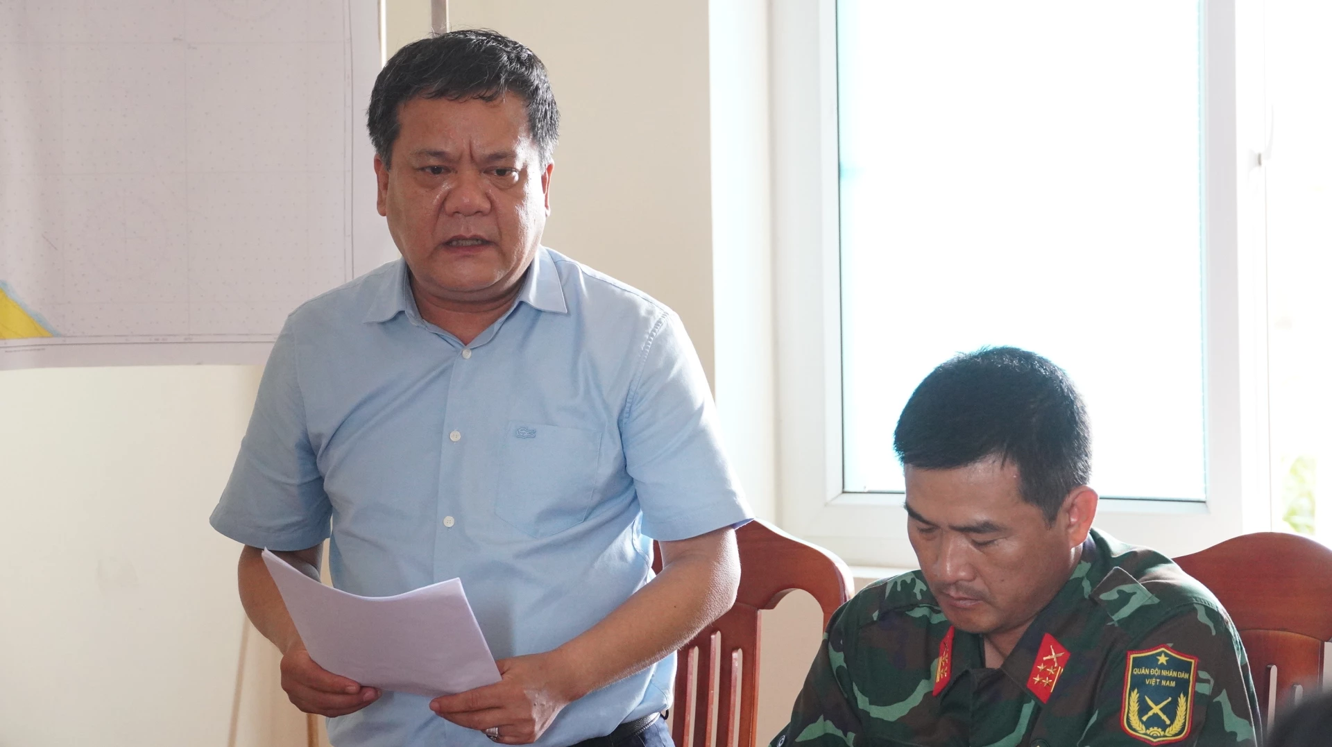 Đồng chí Trần Phong - Chủ tịch UBND tỉnh thông tin thêm về phương án cứu hộ, cứu nạn - Ảnh: QV