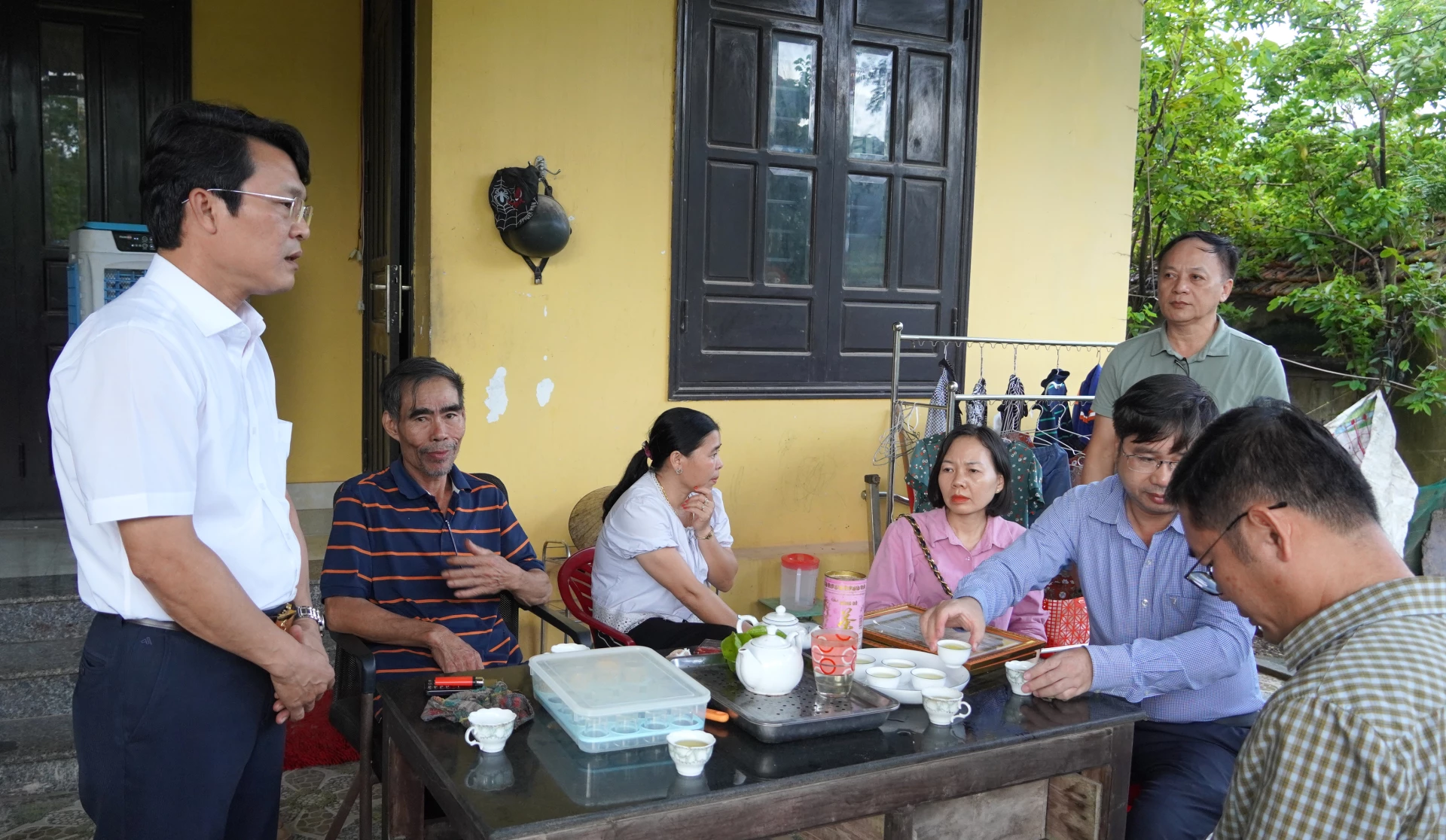 Chủ tịch UBND phường Đồng Thuận Nguyễn Hữu Đắc biểu dương tinh thần tự nguyện của các hộ gia đình. Ảnh: H.Tr.
