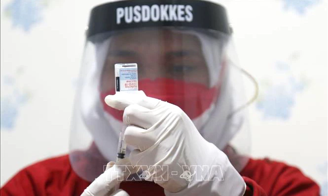 Nhân viên y tế chuẩn bị mũi tiêm vaccine COVID-19 của hãng Moderna tại Jakarta, Indonesia. Ảnh minh họa: THX/TTXVN