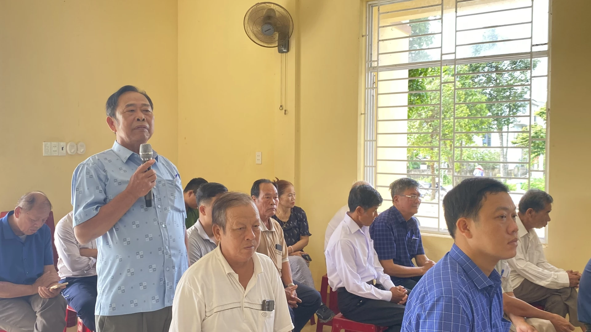 Cử tri phường Đông Hà kiến nghị cần đẩy nhanh tiến độ giải quyết hồ sơ thủ tục đất đai trên địa bàn - Ảnh: MT