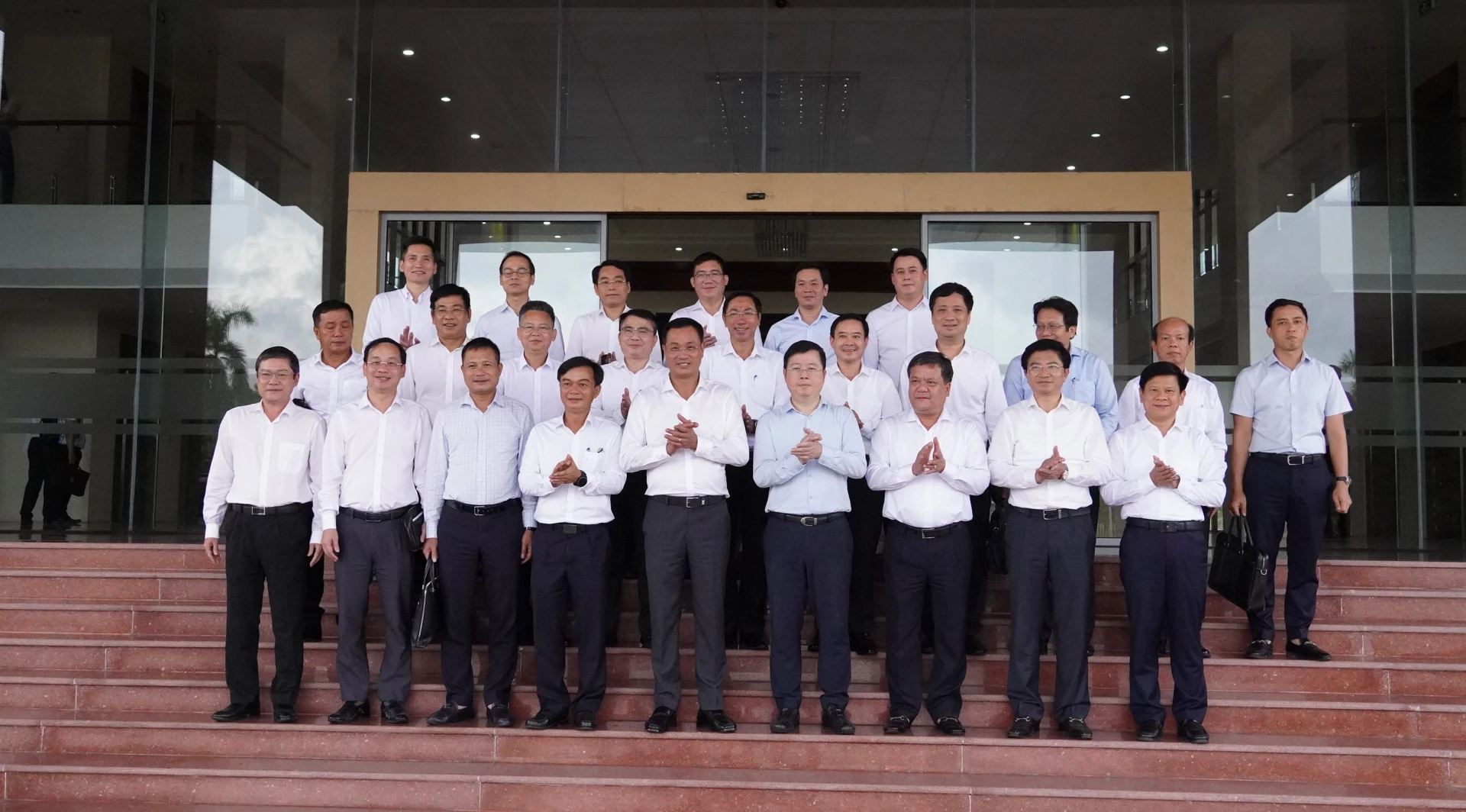 Các đại biểu chụp ảnh lưu niệm - Ảnh: QV