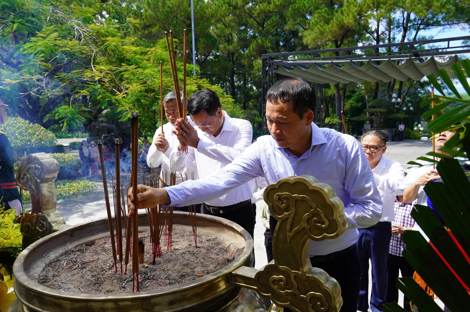 Các đại biểu dâng hương tưởng nhớ các Anh hùng liệt sĩ tại Nghĩa trang Liệt sĩ Quốc gia Trường Sơn - Ảnh: XP