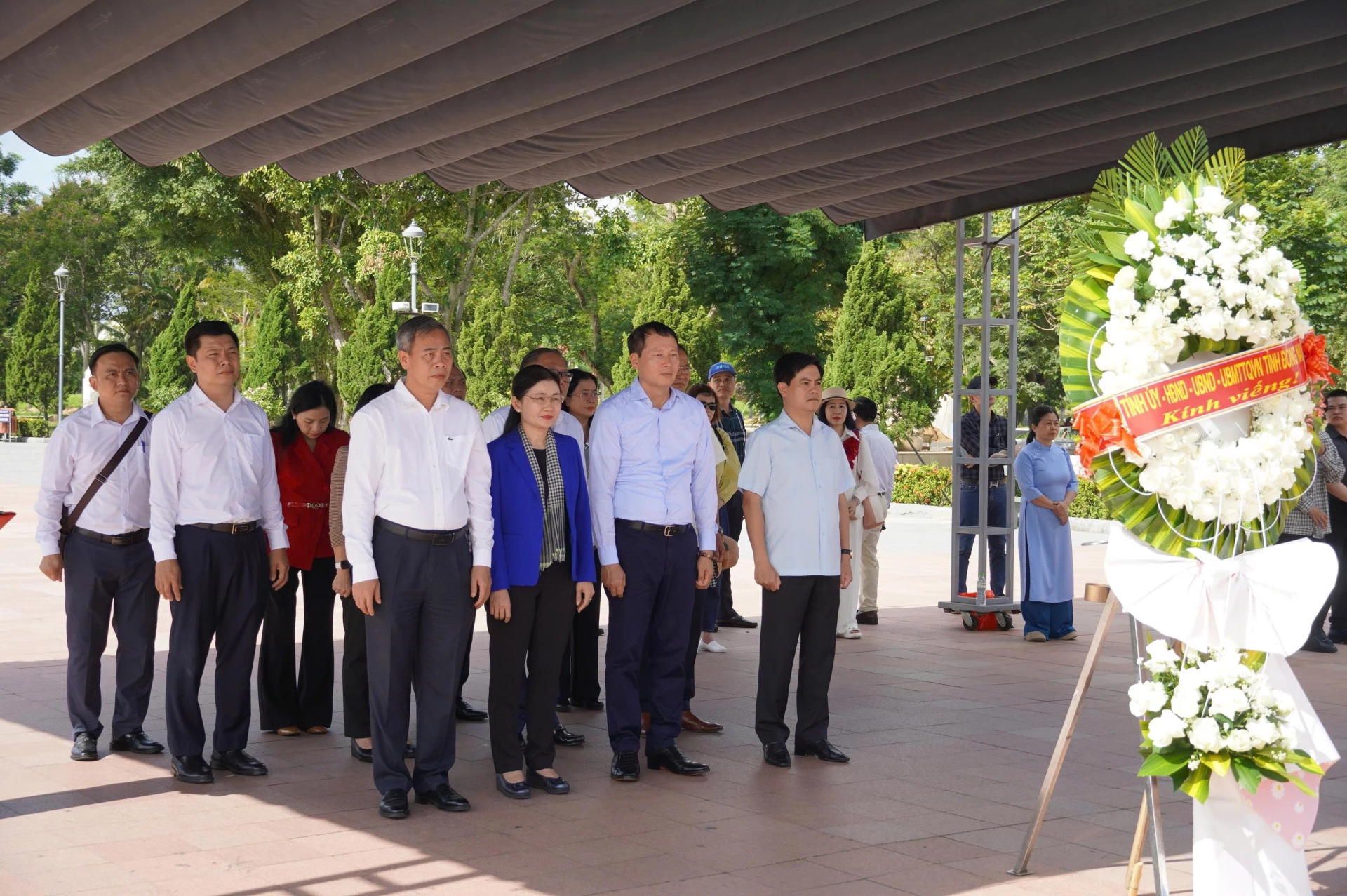 Đoàn công tác dâng hương, dâng hoa tại Di tích Quốc gia đặc biệt Thành cổ Quảng Trị - Ảnh: XP
