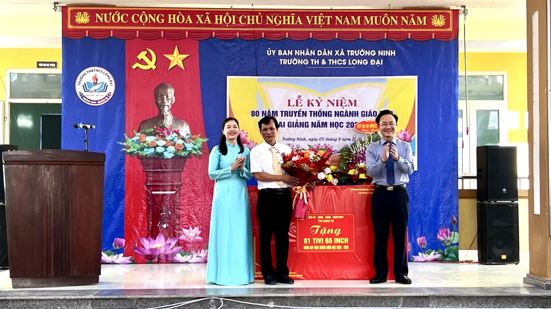 Đồng chí Hoàng Xuân Tân – Phó Chủ tịch UBND tỉnh tặng quà và hoa chúc mừng Trường TH&THCS Long Đại