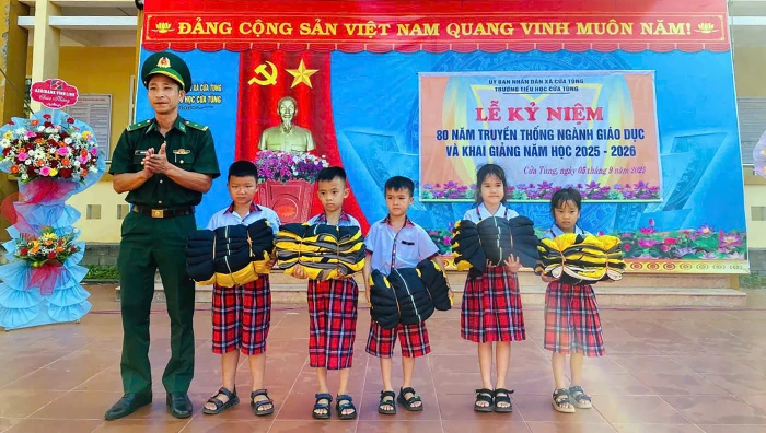 Bộ đội Biên phòng tặng quà trị giá hơn 1,2 tỉ đồng cho học sinh trong ngày khai giảng