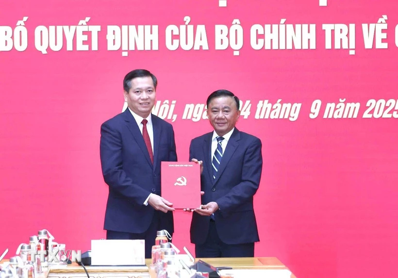 Trao quyết định