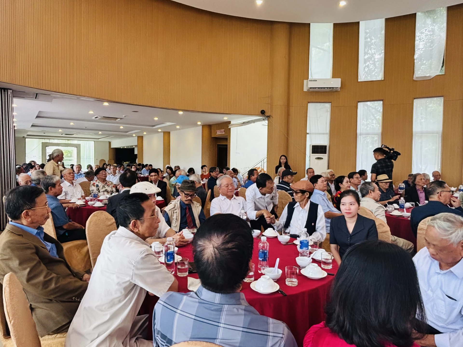 Đông đảo hội viên cao tuổi của Hội VHNT Quảng Trị tham dự buổi gặp mặt - Ảnh: K.H