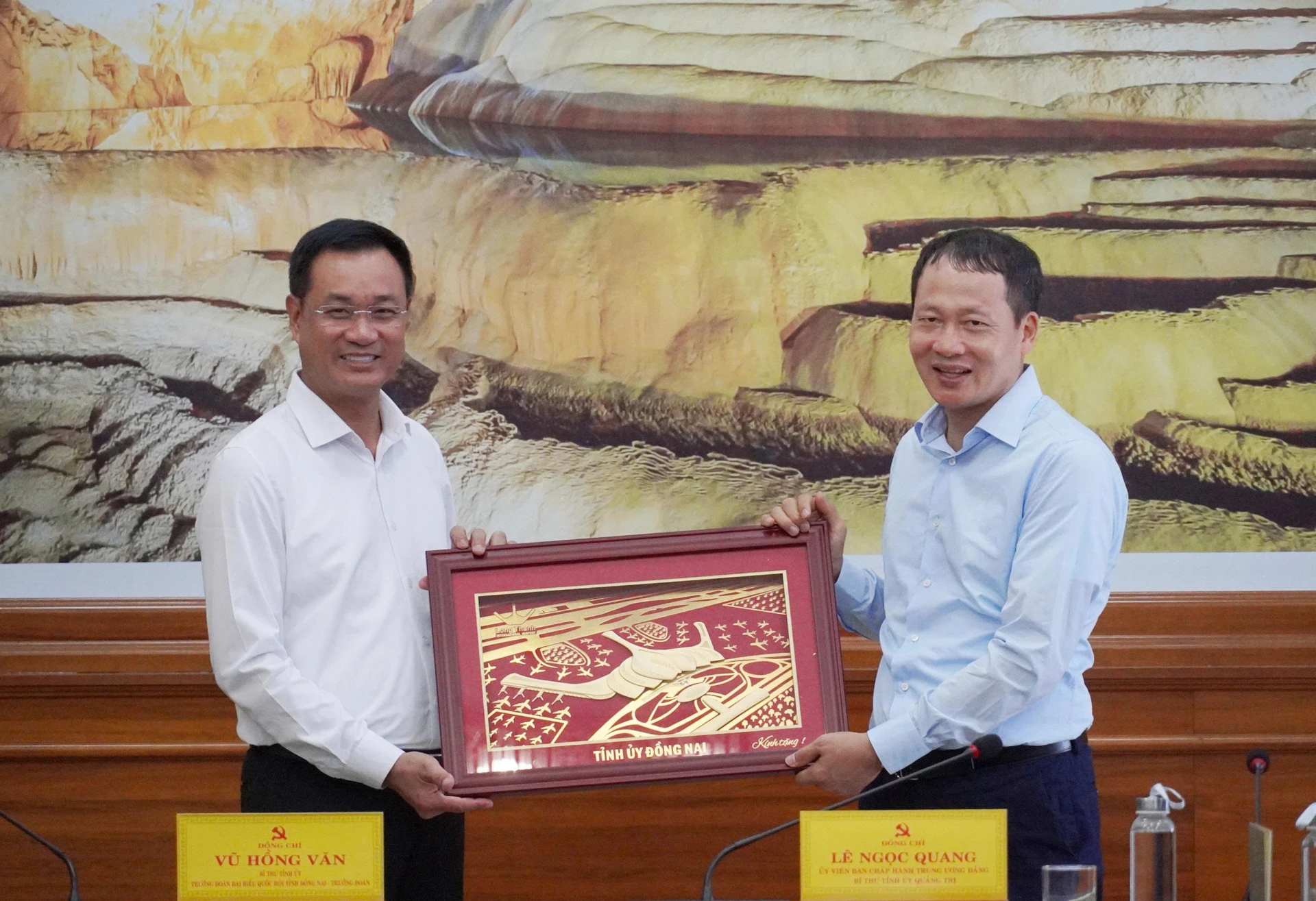 Bí thư Tỉnh ủy Đồng Nai tặng quà cho Ban Thường vụ Tỉnh ủy Quảng Trị - Ảnh: XP