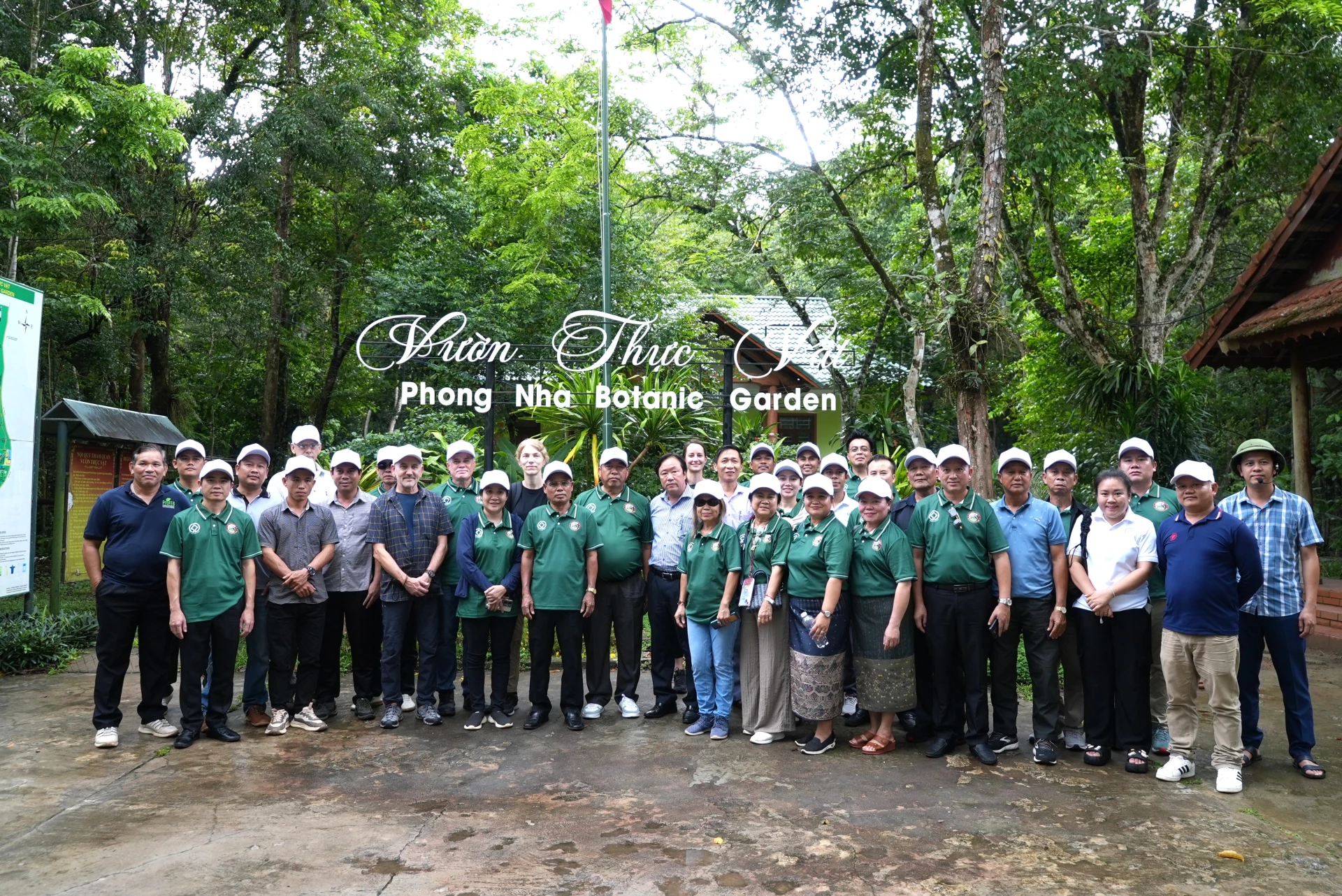 Đoàn khảo sát hoạt động du lịch tại Điểm du lịch sinh thái và diễn giải môi trường Vườn thực vật - Ảnh: Trung Đức