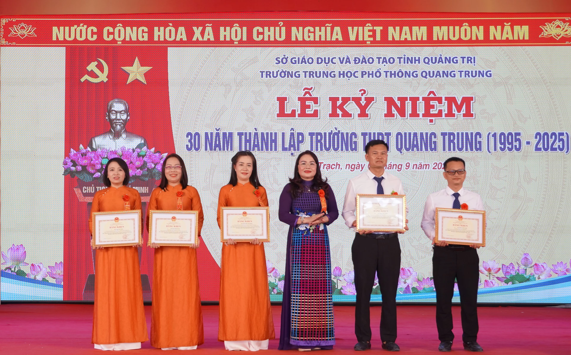 Trao bằng khen của Bộ trưởng Bộ Giáo dục và Đào tạo cho các cá nhân -  Ảnh: N.H