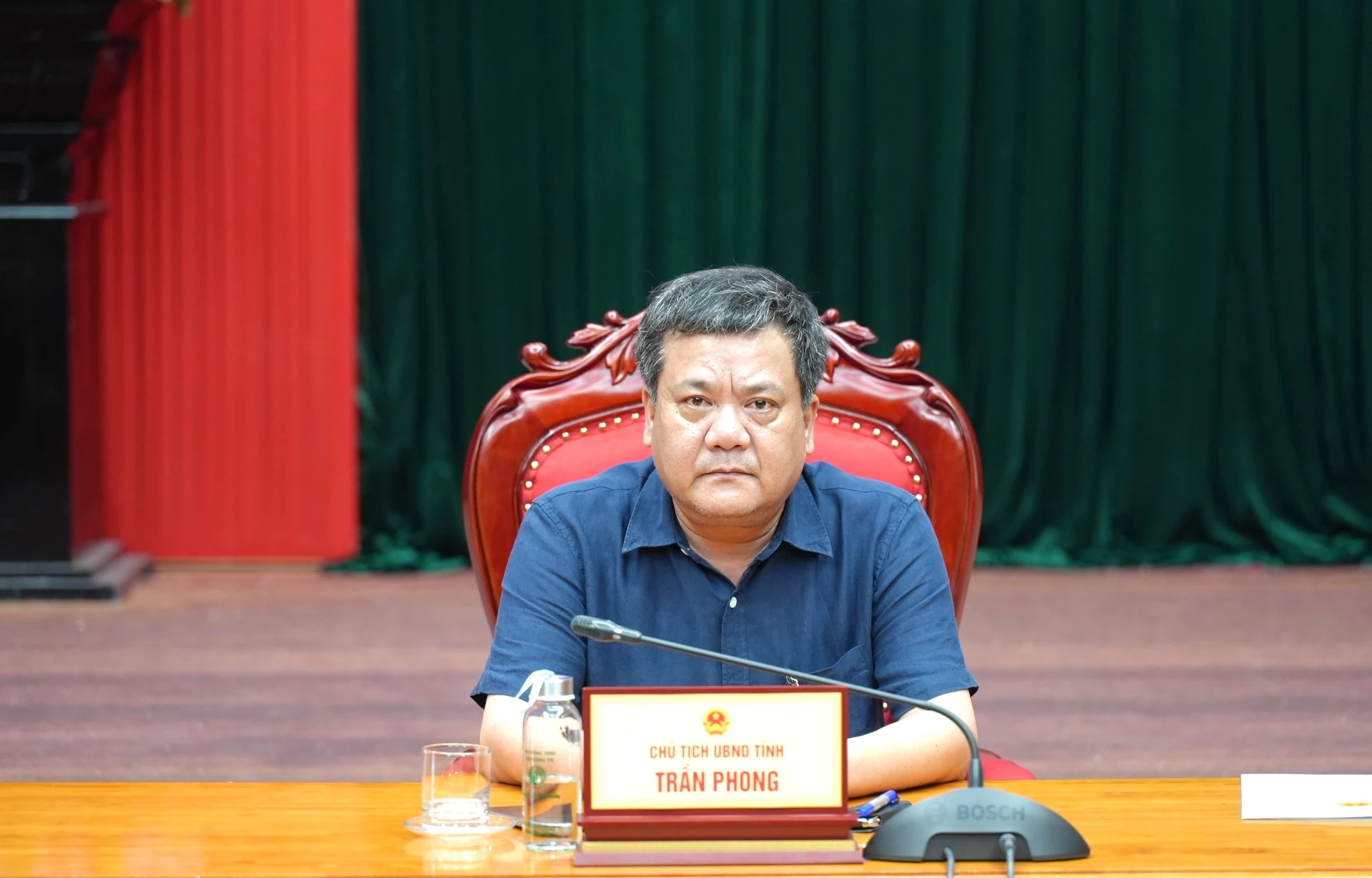 Chủ tịch UBND tỉnh Trần Phong tham dự cuộc họp tại điểm cầu tỉnh Quảng Trị - Ảnh: Trung Đức