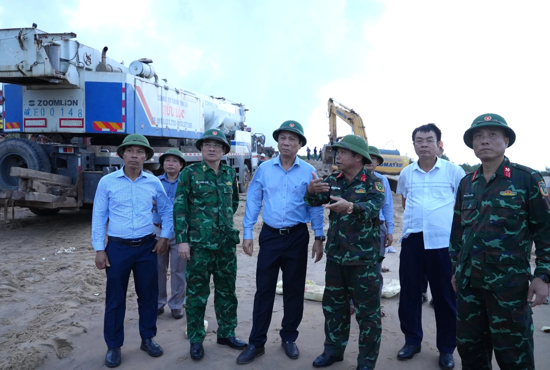 Phó Chủ tịch Thường trực UBND tỉnh trực tiếp kiểm tra, đôn đốc công tác cứu nạn, cứu hộ tại xã Bắc Trạch - Ảnh: Trung Đức