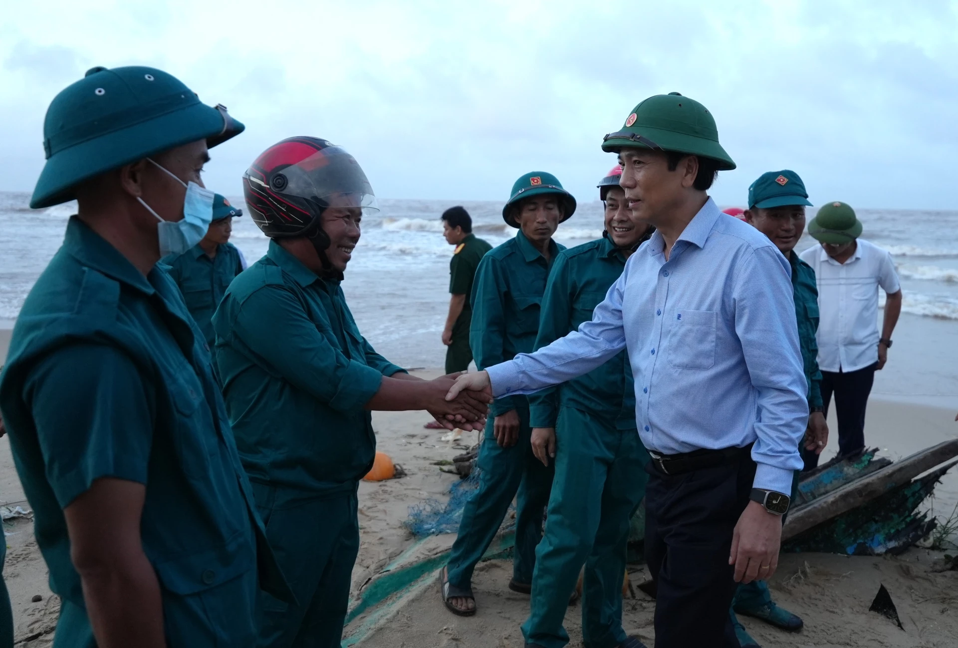 Phó Chủ tịch Thường trực UBND tỉnh Hoàng Nam động viên các lực lượng tham gia tìm kiếm thuyền viên mất tích - Ảnh: Trung Đức