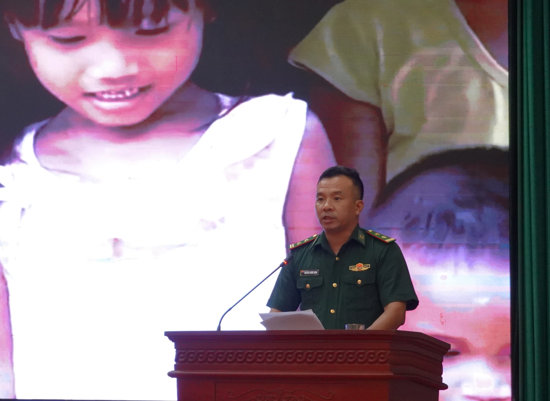 Đại biểu trình bày tham luận tại hội nghị - Ảnh: N.H 