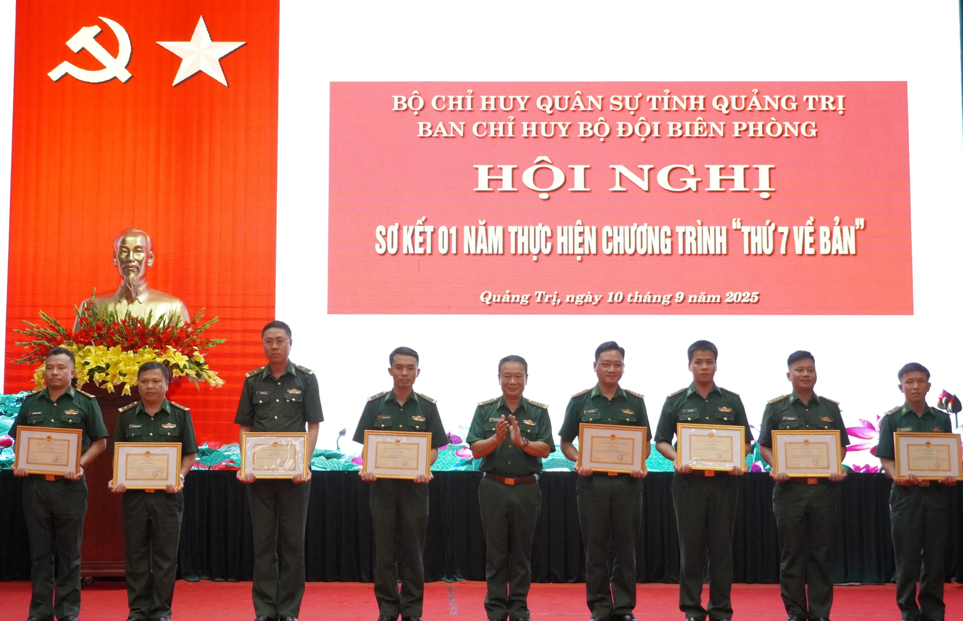 Ban Chỉ huy Bộ đội Biên phòng tỉnh Quảng Trị trao tặng giấy khen cho các tập thể và cá nhân có thành tích tiêu biểu trong thực hiện Chương trình “Thứ 7 về bản” - Ảnh: N.H


