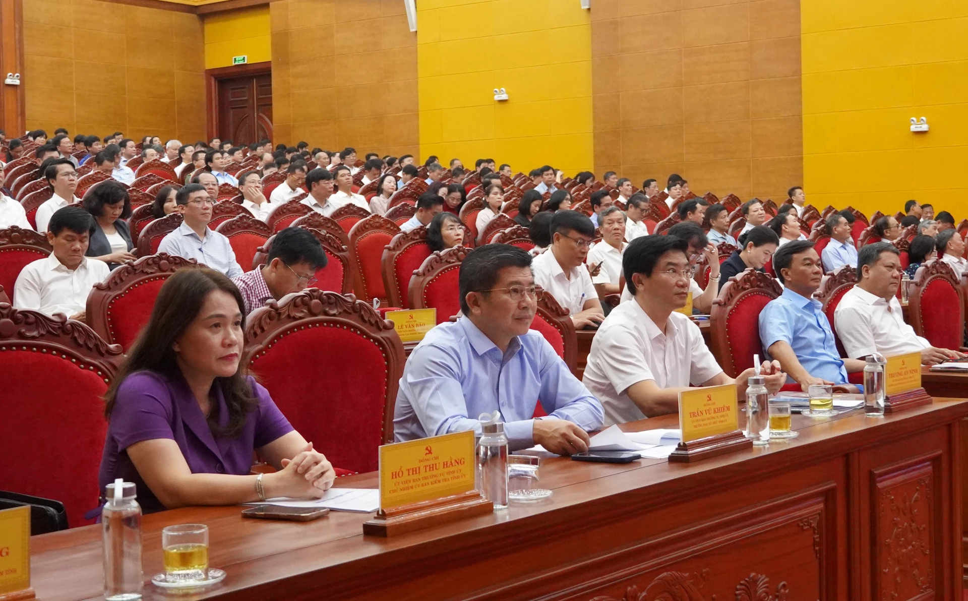 Các đồng chí lãnh đạo tỉnh dự hội nghị tại điểm cầu Tỉnh ủy - Ảnh: N.H 