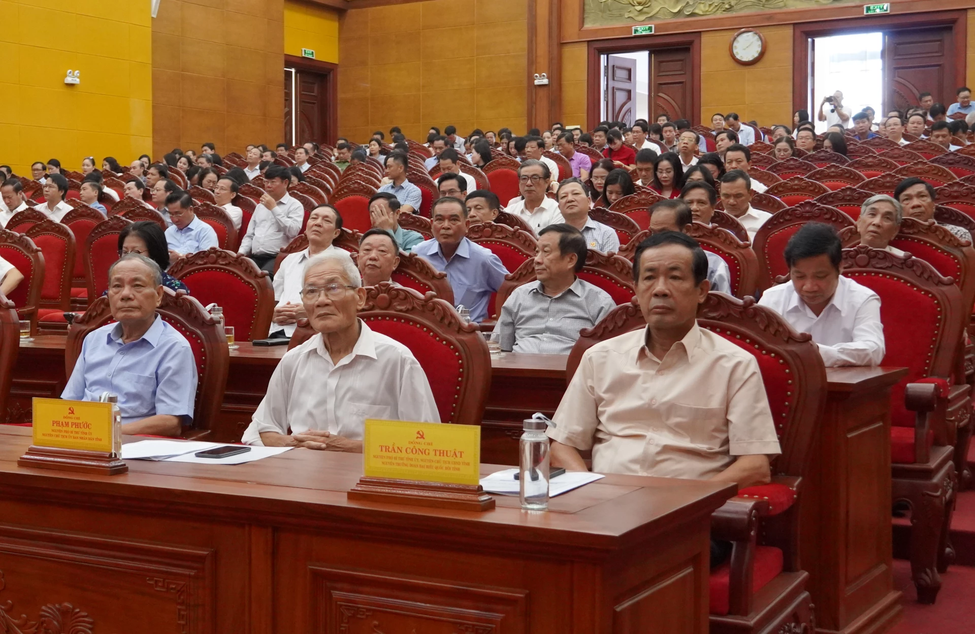 Các đồng chí nguyên lãnh đạo tỉnh dự hội nghị tại điểm cầu Tỉnh ủy - Ảnh: N.H 